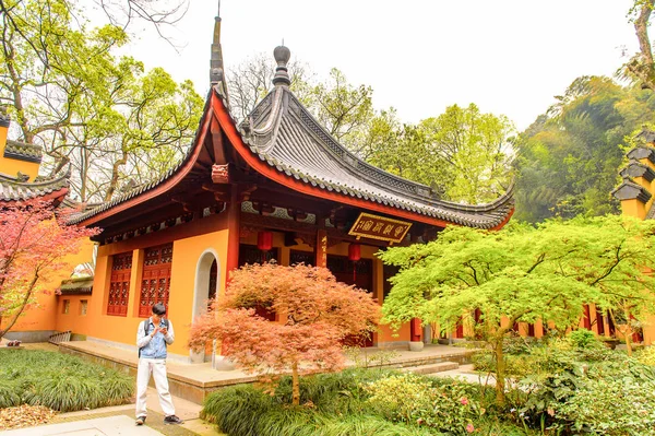 Hangzhou, Çin - Nis 2, 2016: Lingyin Tapınağı'ndaki Buda pgazlarından biri (Ruhun İnzivası Tapınağı) kompleksi. Çin'in en büyük ve en zengin Budist tapınaklarından biri