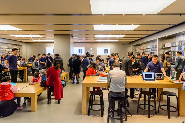 Şangay, Çin - 31 Mar 2016: Şangay'daki Nanjing Road'daki Apple mağazası. Apple, merkezi Cupertino, Kaliforniya'da bulunan çok uluslu teknoloji şirketidir.,