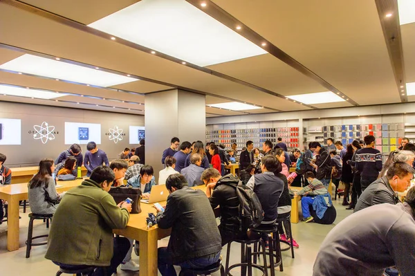 Şangay, Çin - 31 Mar 2016: Şangay'daki Nanjing Road'daki Apple mağazası. Apple, merkezi Cupertino, Kaliforniya'da bulunan çok uluslu teknoloji şirketidir.,