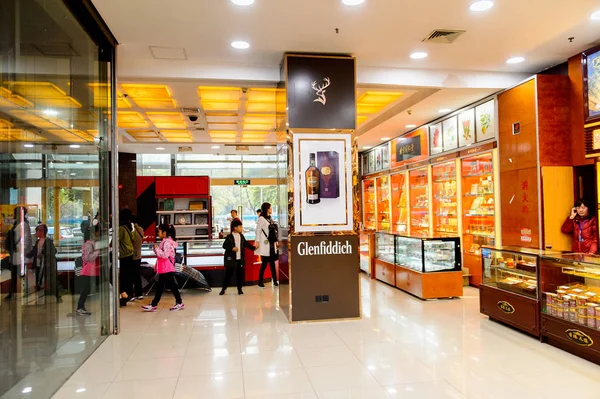 Şangay, Çin - Nis 3, 2016: Nanjing Road'da bulunan Şangay, Çin'deki Yeni Dünya Emporium alışveriş merkezi.