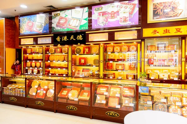 Şangay, Çin - Nis 3, 2016: Nanjing Road'da bulunan Şangay, Çin'deki Yeni Dünya Emporium alışveriş merkezi.