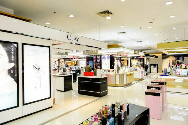 Şangay, Çin - Nis 3, 2016: Nanjing Road'da bulunan Şangay, Çin'deki Yeni Dünya Emporium alışveriş merkezi.