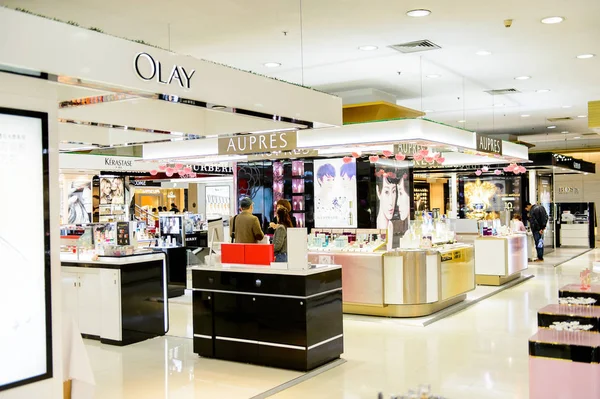 Şangay, Çin - Nis 3, 2016: Nanjing Road'da bulunan Şangay, Çin'deki Yeni Dünya Emporium alışveriş merkezi.