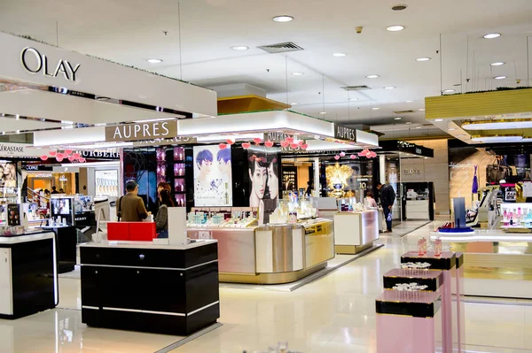 Şangay, Çin - Nis 3, 2016: Nanjing Road'da bulunan Şangay, Çin'deki Yeni Dünya Emporium alışveriş merkezi.