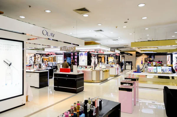 Şangay, Çin - Nis 3, 2016: Nanjing Road'da bulunan Şangay, Çin'deki Yeni Dünya Emporium alışveriş merkezi.