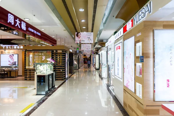 Şangay, Çin - Nis 3, 2016: Nanjing Road'da bulunan Şangay, Çin'deki Yeni Dünya Emporium alışveriş merkezi.