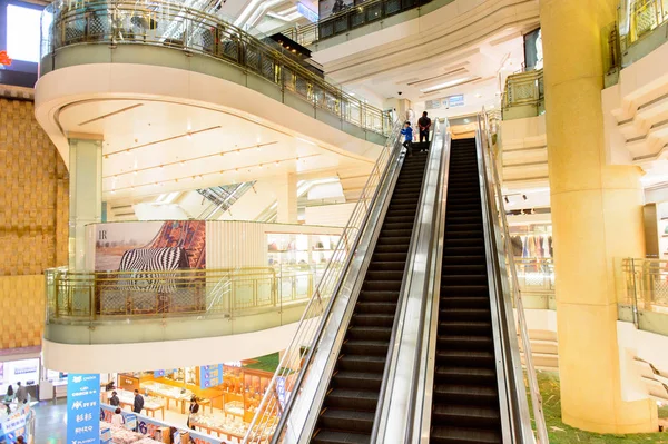 Şangay, Çin - Nis 3, 2016: Nanjing Road'da bulunan Şangay, Çin'deki Yeni Dünya Emporium alışveriş merkezi.