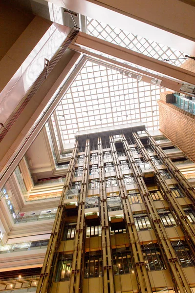 Şangay, Çin - Nis 3, 2016: Nanjing Road'da bulunan Şangay, Çin'deki New World Emporium alışveriş merkezinde asansörler.