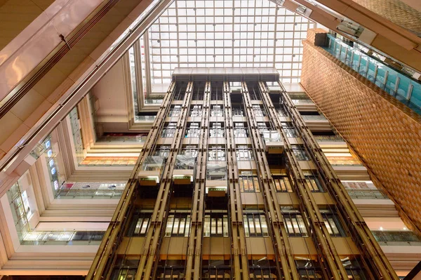 Şangay, Çin - Nis 3, 2016: Nanjing Road'da bulunan Şangay, Çin'deki New World Emporium alışveriş merkezinde asansörler.