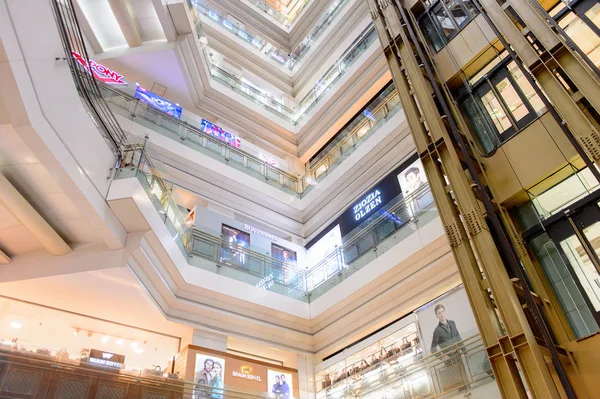 Şangay, Çin - Nis 3, 2016: Nanjing Road'da bulunan Şangay, Çin'deki Yeni Dünya Emporium alışveriş merkezi.