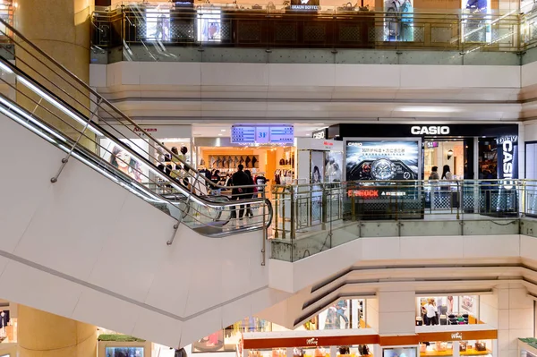 Şangay, Çin - Nis 3, 2016: Nanjing Road'da bulunan Şangay, Çin'deki Yeni Dünya Emporium alışveriş merkezi.