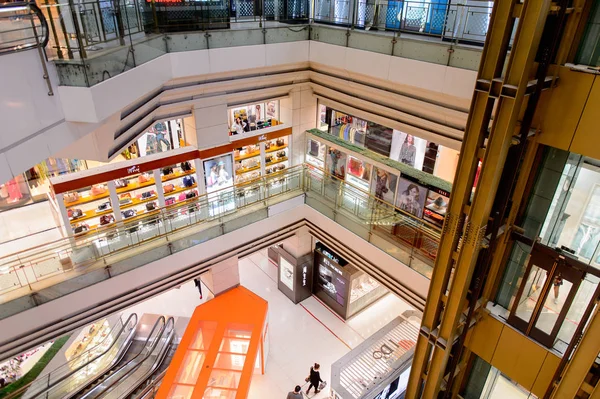 Şangay, Çin - Nis 3, 2016: Nanjing Road'da bulunan Şangay, Çin'deki Yeni Dünya Emporium alışveriş merkezi.