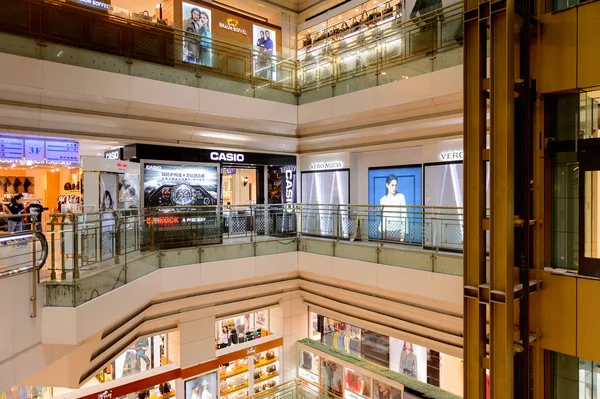 Şangay, Çin - Nis 3, 2016: Nanjing Road'da bulunan Şangay, Çin'deki Yeni Dünya Emporium alışveriş merkezi.
