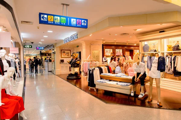 2016年4月3日 南京路に位置する中国 上海の新世界エンポリアムショッピングセンター — ストック写真