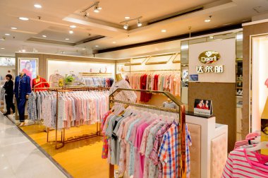 Şangay, Çin - Nis 3, 2016: Nanjing Road'da bulunan Şangay, Çin'deki Yeni Dünya Emporium alışveriş merkezi.