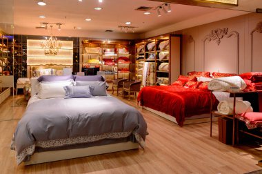 Şangay, Çin - Nis 3, 2016: Nanjing Road'da bulunan Şangay, Çin'deki Yeni Dünya Emporium alışveriş merkezi.