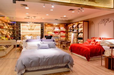 Şangay, Çin - Nis 3, 2016: Nanjing Road'da bulunan Şangay, Çin'deki Yeni Dünya Emporium alışveriş merkezi.