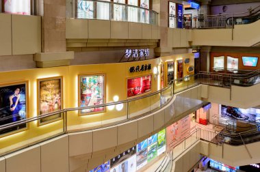 Şangay, Çin - Nis 3, 2016: Nanjing Road'da bulunan Şangay, Çin'deki Yeni Dünya Emporium alışveriş merkezi.