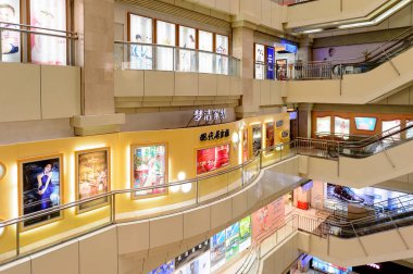 Şangay, Çin - Nis 3, 2016: Nanjing Road'da bulunan Şangay, Çin'deki Yeni Dünya Emporium alışveriş merkezi.