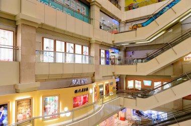 Şangay, Çin - Nis 3, 2016: Nanjing Road'da bulunan Şangay, Çin'deki Yeni Dünya Emporium alışveriş merkezi.