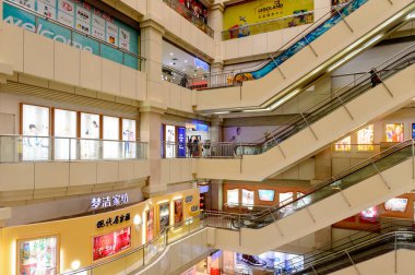 Şangay, Çin - Nis 3, 2016: Nanjing Road'da bulunan Şangay, Çin'deki Yeni Dünya Emporium alışveriş merkezi.