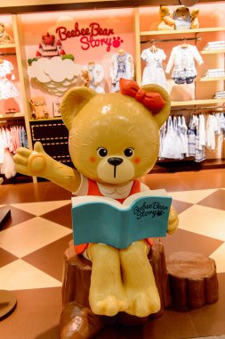 Şangay, Çin - Nis 3, 2016: Nanjing Road'da bulunan Şangay, Çin'deki Yeni Dünya Emporium alışveriş merkezi.