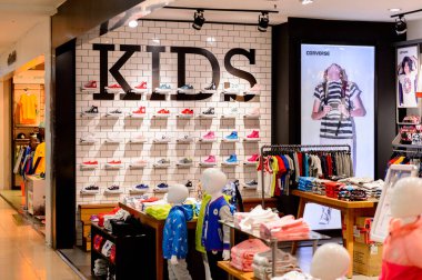 Şangay, Çin - Nis 3, 2016: Nanjing Road'da bulunan Şangay, Çin'deki Yeni Dünya Emporium alışveriş merkezi.