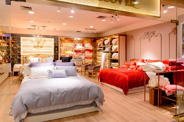 Şangay, Çin - Nis 3, 2016: Nanjing Road'da bulunan Şangay, Çin'deki Yeni Dünya Emporium alışveriş merkezi.