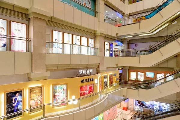 Şangay, Çin - Nis 3, 2016: Nanjing Road'da bulunan Şangay, Çin'deki Yeni Dünya Emporium alışveriş merkezi.