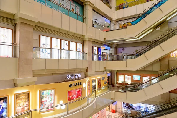 Şangay, Çin - Nis 3, 2016: Nanjing Road'da bulunan Şangay, Çin'deki Yeni Dünya Emporium alışveriş merkezi.