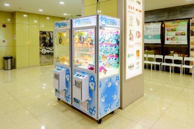 Şangay, Çin - Nis 3, 2016: Nanjing Road'da bulunan Şangay, Çin'deki Yeni Dünya Emporium alışveriş merkezi.