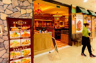 Şangay, Çin - Nis 3, 2016: Nanjing Road'da bulunan Şangay, Çin'deki Yeni Dünya Emporium alışveriş merkezi.