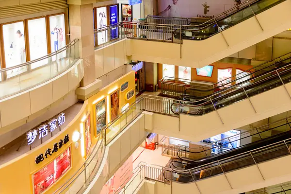 Şangay, Çin - Nis 3, 2016: Nanjing Road'da bulunan Şangay, Çin'deki Yeni Dünya Emporium alışveriş merkezi.