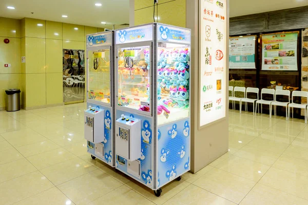 Şangay, Çin - Nis 3, 2016: Nanjing Road'da bulunan Şangay, Çin'deki Yeni Dünya Emporium alışveriş merkezi.