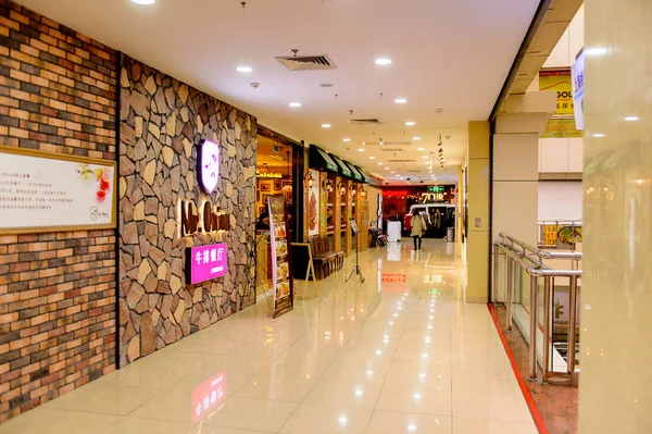 Şangay, Çin - Nis 3, 2016: Nanjing Road'da bulunan Şangay, Çin'deki Yeni Dünya Emporium alışveriş merkezi.