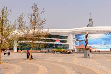 Pekin, Çin - Nis 5, 2016: Pekin Akvaryumu, Pekin Hayvanat Bahçesi'nin bir parçası. 1999 yılında halka açıldı. Çin'in en büyük akvaryumu..