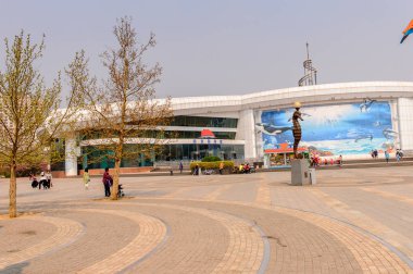 Pekin, Çin - Nis 5, 2016: Pekin Akvaryumu, Pekin Hayvanat Bahçesi'nin bir parçası. 1999 yılında halka açıldı. Çin'in en büyük akvaryumu..