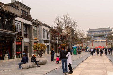 Pekin, Çin - Nis 6, 2016: Qianmen sokak, Pekin ünlü ticari sokak, Çin. 840 m uzunluğunda ve 21 m olup, 570 yaşın üzerindedir..
