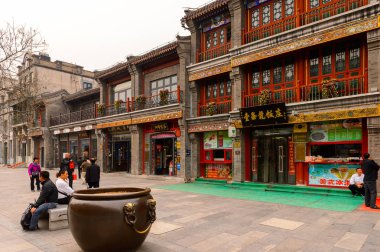 Pekin, Çin - Nis 6, 2016: Qianmen sokak, Pekin ünlü ticari sokak, Çin. 840 m uzunluğunda ve 21 m olup, 570 yaşın üzerindedir..