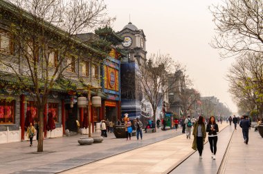 Pekin, Çin - Nis 6, 2016: Qianmen sokak, Pekin ünlü ticari sokak, Çin. 840 m uzunluğunda ve 21 m olup, 570 yaşın üzerindedir..