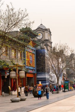 Pekin, Çin - Nis 6, 2016: Qianmen sokak, Pekin ünlü ticari sokak, Çin. 840 m uzunluğunda ve 21 m olup, 570 yaşın üzerindedir..