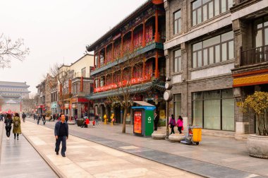 Pekin, Çin - Nis 6, 2016: Qianmen sokak, Pekin ünlü ticari sokak, Çin. 840 m uzunluğunda ve 21 m olup, 570 yaşın üzerindedir..