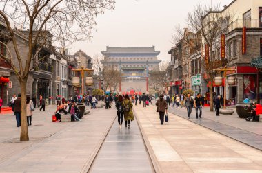 Pekin, Çin - Nis 6, 2016: Qianmen sokak, Pekin ünlü ticari sokak, Çin. 840 m uzunluğunda ve 21 m olup, 570 yaşın üzerindedir..