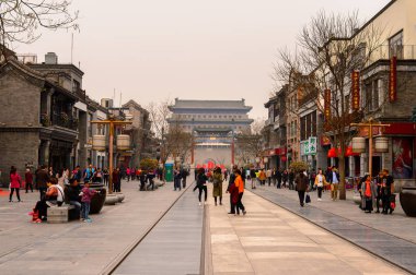 Pekin, Çin - Nis 6, 2016: Qianmen sokak, Pekin ünlü ticari sokak, Çin. 840 m uzunluğunda ve 21 m olup, 570 yaşın üzerindedir..