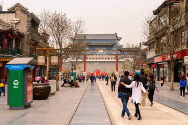 Pekin, Çin - Nis 6, 2016: Qianmen sokak, Pekin ünlü ticari sokak, Çin. 840 m uzunluğunda ve 21 m olup, 570 yaşın üzerindedir..