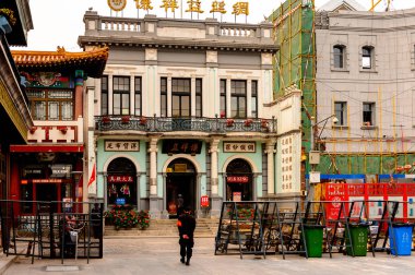 Pekin, Çin - Nis 6, 2016: Qianmen sokak, Pekin ünlü ticari sokak, Çin. 840 m uzunluğunda ve 21 m olup, 570 yaşın üzerindedir..