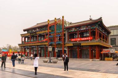 Pekin, Çin - Nis 6, 2016: Qianmen sokak, Pekin ünlü ticari sokak, Çin. 840 m uzunluğunda ve 21 m olup, 570 yaşın üzerindedir..