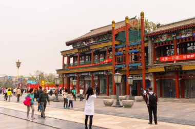 Pekin, Çin - Nis 6, 2016: Qianmen sokak, Pekin ünlü ticari sokak, Çin. 840 m uzunluğunda ve 21 m olup, 570 yaşın üzerindedir..