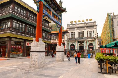 Pekin, Çin - Nis 6, 2016: Qianmen sokak, Pekin ünlü ticari sokak, Çin. 840 m uzunluğunda ve 21 m olup, 570 yaşın üzerindedir..