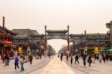 Pekin, Çin - Nis 6, 2016: Qianmen sokak, Pekin ünlü ticari sokak, Çin. 840 m uzunluğunda ve 21 m olup, 570 yaşın üzerindedir..